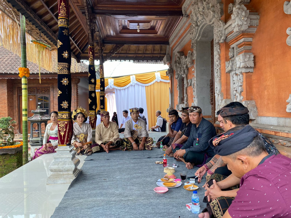 Perbekel Petang Menghadiri Acara Undangan Pernikahan di Br Petang Dalem, Desa Petang